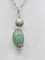Il CIONDOLO DI AVVENTURINA VERDE su catena d'argento.