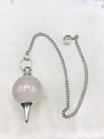 PENDOLO IN QUARZO ROSA SFERICO su catena in argento.