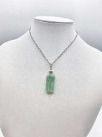 Una collana con pietra di giada verde e CIONDOLO DI AMAZZONITE BARILOTTO.