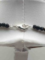 Collana A COLLANA UOMO CON ONICE NERA E OCCHIO DI TIGRE DA 4MM con chiusura in argento.