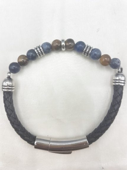 A BRACCIALE UOMO CON SODALITE E OCCHIO DI TIGRE CON CORDINO IN CUOIO con perline blu e argento e chiusura in argento.