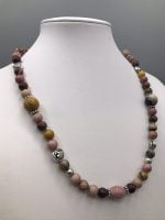 A COLLANA DI RODONITE E MOOKAITE con perline rosa, gialle e marroni.