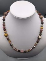 A COLLANA DI RODONITE E MOOKAITE con perline rosa, gialle e argento.