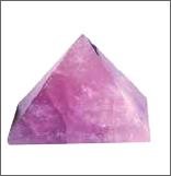 A ROSE QUARTZ PYRAMID 4 CM on a white background.
