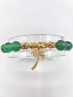 A BRACCIALE GIADA VERDE E CIONDOLO PALMA CON STRASS DORATO ornato da uno strass dorato.