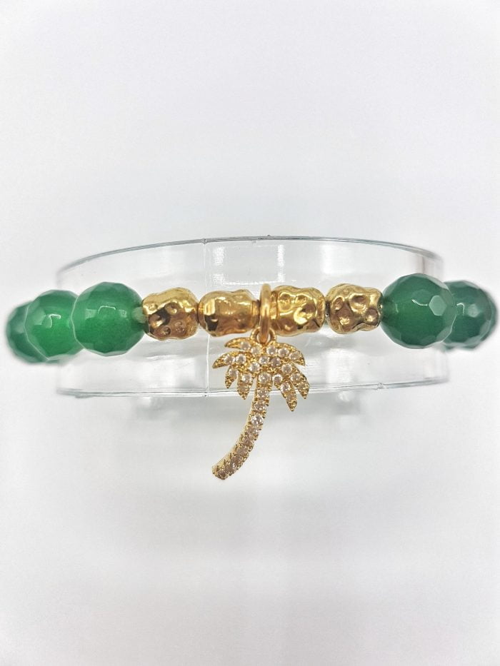 A BRACCIALE GIADA VERDE E CIONDOLO PALMA CON STRASS DORATO ornato da uno strass dorato.