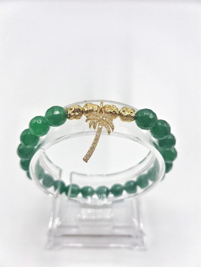 A BRACCIALE GIADA VERDE E CIONDOLO PALMA CON STRASS DORATO bracciale con ciondolo palma impreziosito da strass dorato.