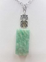 Un ciondolo di AMAZZONITE BARILOTTO 2 su una catena d'argento.