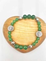UN BRACCIALE DI AVVENTURINA VERDE MISTO su base in legno.