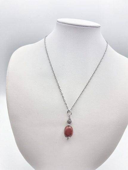 Una collana con un CIONDOLO DI DIASPRO ROSSO BARILOTTO e diamanti.