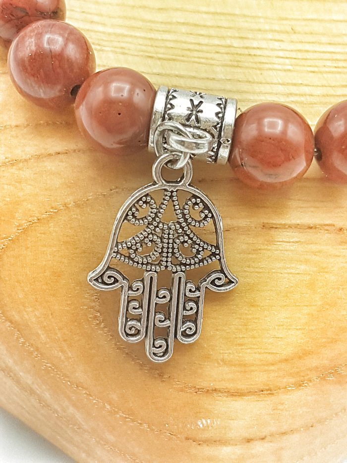 Un braccialetto di diaspro rosso con un ciondolo a mano di Fatima.