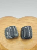 Due cabochon in quarzo fumè nero sopra un cuore in legno raffigurante TORMALINA NERA SEMI BURATTATA.