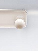 Una plafoniera bianca con sopra una sfera bianca, che ricorda gli ORECCHINI DI AGATA BIANCA.