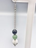 Coppia di ORECCHINI ONICE NERA, AVVENTURINA VERDE E AGATA BIANCA con perline verdi e bianche.