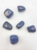 Una collezione di pietre DURMOTIERITE BURATTATA su una superficie bianca.