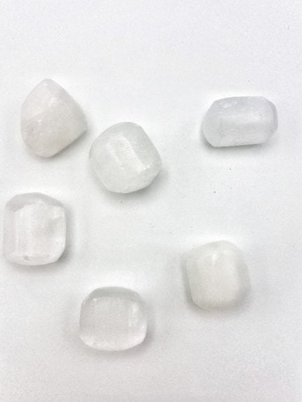Cinque pezzi di SELENITE BURATTATA su una superficie bianca.