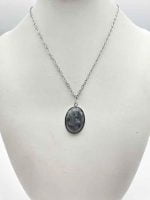 Collana in argento con pendente CIONDOLO DI LABRADORITE OVALE.