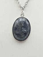 AN OVAL LABRADORITE PENDANT with an oval labradorite stone.