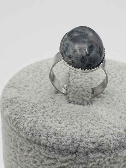 Un anello di labradorite ovale.
