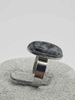 OVAL LABRADORITE RING.