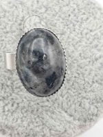 AN OVAL LABRADORITE RING.