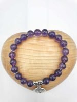 Un braccialetto BRACCIALE DI AMETISTA CON ALBERO DELLA VITA con un charm in argento.