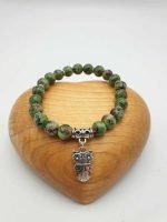 Un braccialetto di zoisite rubino con un charm a gufo.