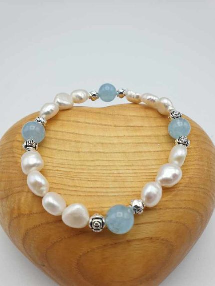 Un BRACCIALE DI PERLE E ACQUAMARINA con perle e perle di acquamarina.