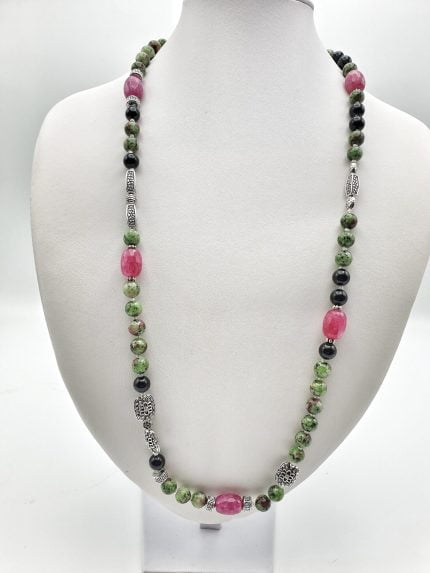 Una COLLANA ZOISITE RUBINO, GIADA RUBINO E ONICE NERA con perle rosa, verdi e nere.