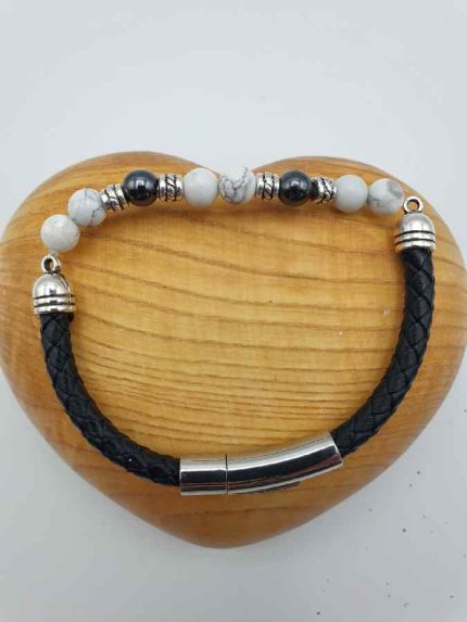 Un BRACCIALE DA UOMO CON HOWLITE ED EMATITE CON CUOIO NERO e chiusura argento.