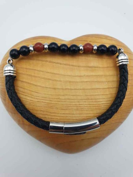 A BRACCIALE DA UOMO CON ONICE NERA E DIASPRO ROSSO CON CUOIO NERO.