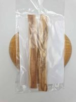 Due bastoncini di Incenso Palo Santo in un sacchetto di plastica per scopi di purificazione.