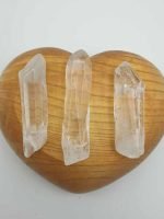Tre PUNTE IN CRISTALLO DI ROCCA PER ARMONIZZARE AURA E CHAKRA in una scatola a forma di cuore in legno.