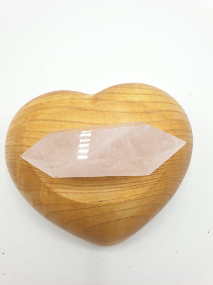 A PUNTE QUARZO ROSA BITERMINATO è racchiuso in una scatola di legno a forma di cuore.