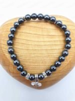 BRACCIALE DI EMATITE CON CUORE SWAROVSKI TRASPARENTE E STRASS è un braccialetto di perle nere con charm ape in argento impreziosito da cristalli Swarovski trasparenti.