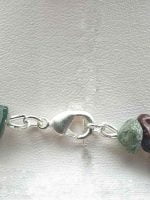 Una COLLANA UOMO AGATA INDIANA CHIPS argento NUOVE INIZIATIVE, con pietre rosse e verdi, con nuove iniziative.