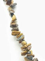 A COLLANA UOMO OCCHIO DI TIGRE CHIPS, LA PIETRA DELLA VOLONTA' realizzata con scaglie di nocciolo occhio di tigre.