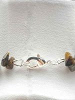 A COLLANA UOMO OCCHIO DI TIGRE CHIPS, LA PIETRA DELLA VOLONTA' impreziosita da pietre occhio di tigre.