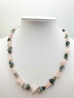 Una COLLANA QUARZO ROSA E AGATA MUSCHIATA CHIPS su un manichino.