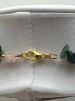 A COLLANA QUARZO ROSA E AGATA CHIPS MUSCHIATA, bracciale placcato oro con pietre verdi e rosa, caratterizzato da quarzo rosa e chips di agata muschiata.