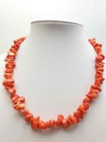 Un'un'orange COLLANA CORALLO ROSATO su un manichino.