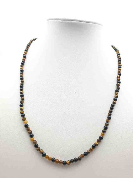 Una collana con occhio di tigre e perle di onice nero su un manichino - COLLANA UOMO CON OCCHIO DI TIGRE E ONICE NERA DA 4MM