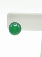 A GREEN AGATE EARRING DIAMETER 6 MM IN SILVER on a white plate.