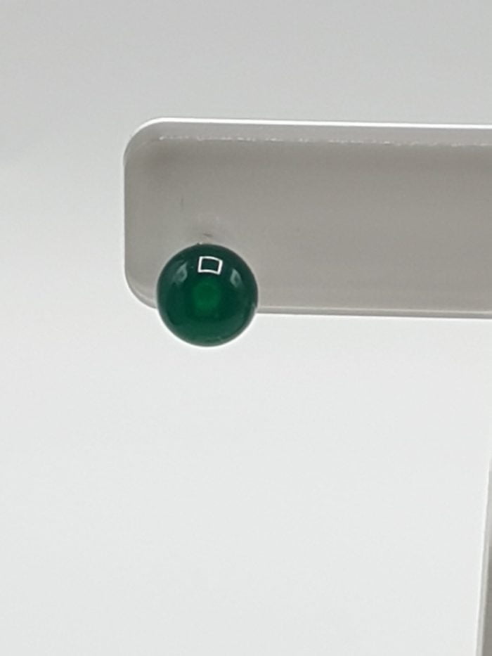 Un paio di ORECCHINI AGATA VERDE DIAMETRO 8 MM IN ARGENTO su un piatto bianco.