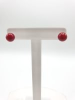 Coppia di ORECCHINI IN CORALLO BAMBOO ROSSI su supporto bianco.