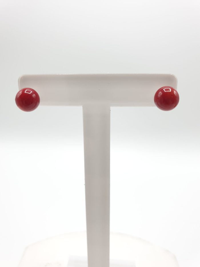 Coppia di ORECCHINI IN CORALLO BAMBOO ROSSI su supporto bianco.