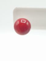 ORECCHINI IN CORALLO BAMBOO ROSSI su piatto bianco.