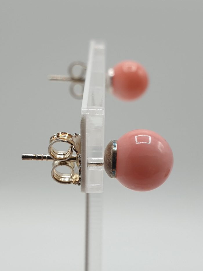 Un paio di orecchini a lobo Orecchini Corallo Rosa in Argento.