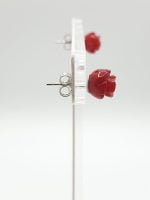 Un paio di orecchini ORECCHINI CORALLO A FORMA DI ROSA IN ARGENTO realizzati in argento.