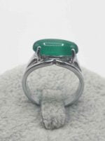 ANELLO CON AGATA VERDE OVALE su sfondo grigio.